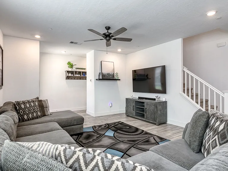 2833 E Teaberry Dr — Photo 3