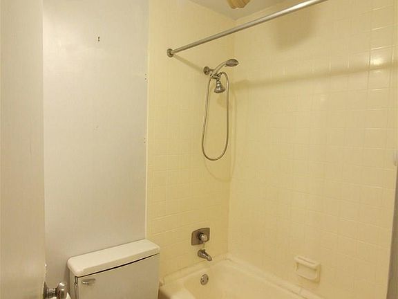 4th image of 224 E Garden St APT 437