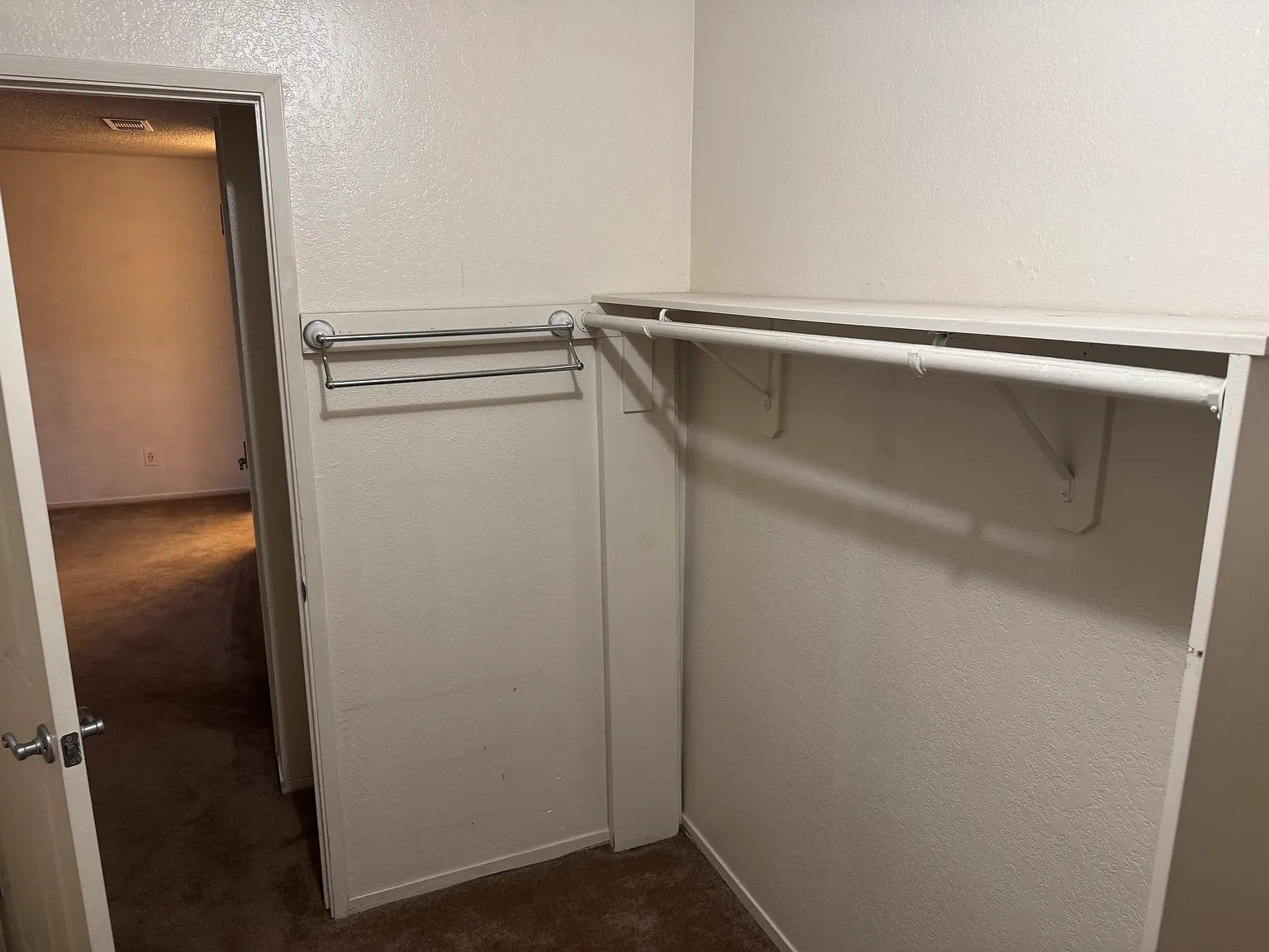 3 bed, 1.5 bath, 1370 sqft, $2,100 — Photo 3