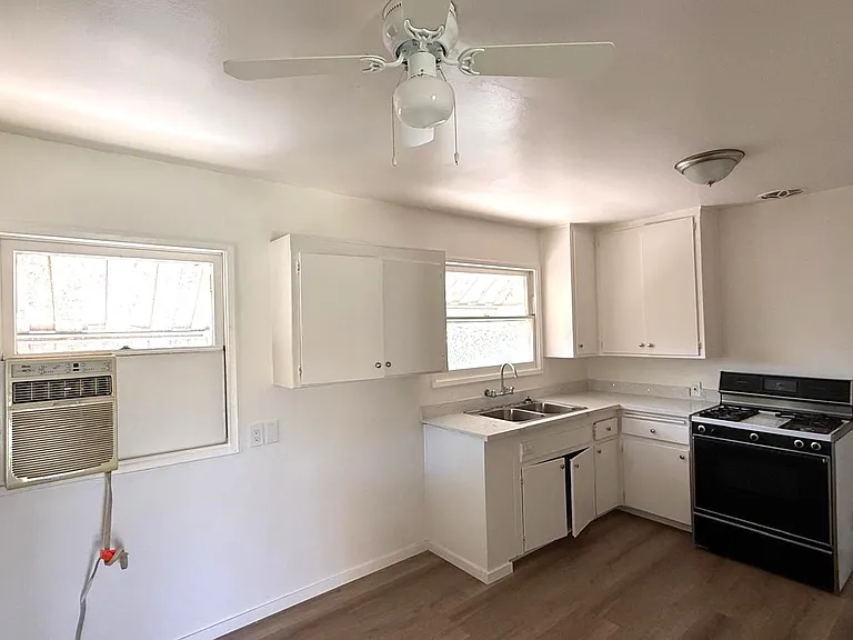 5541 Welland Ave — Photo 2