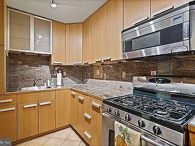 5th image of 1300 Army Navy Dr APT 928
