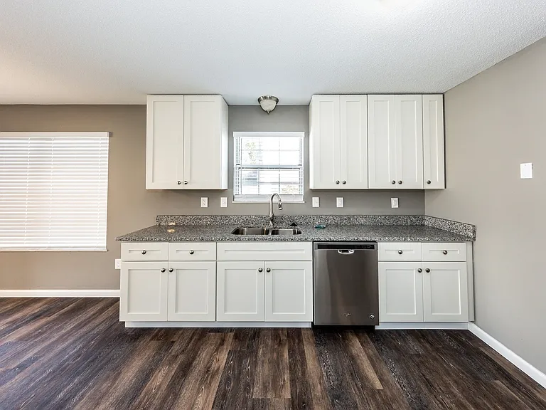 1113 S Walnut St — Photo 10