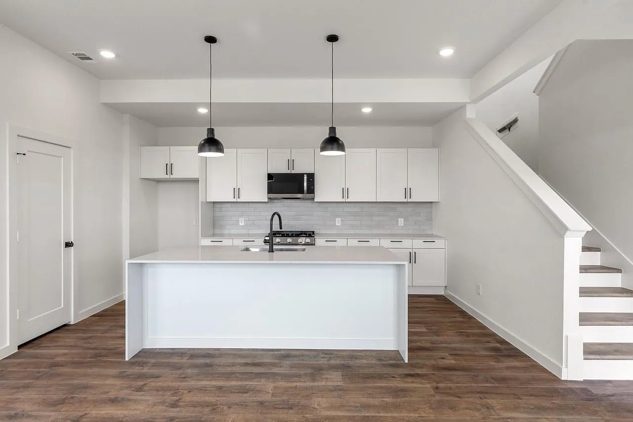 3 bed, 2.5 bath, 1828 sqft, $2,042 — Photo 2