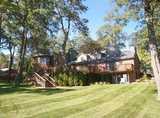 4525 Dow Ridge Rd, Orchard Lake, MI 48324