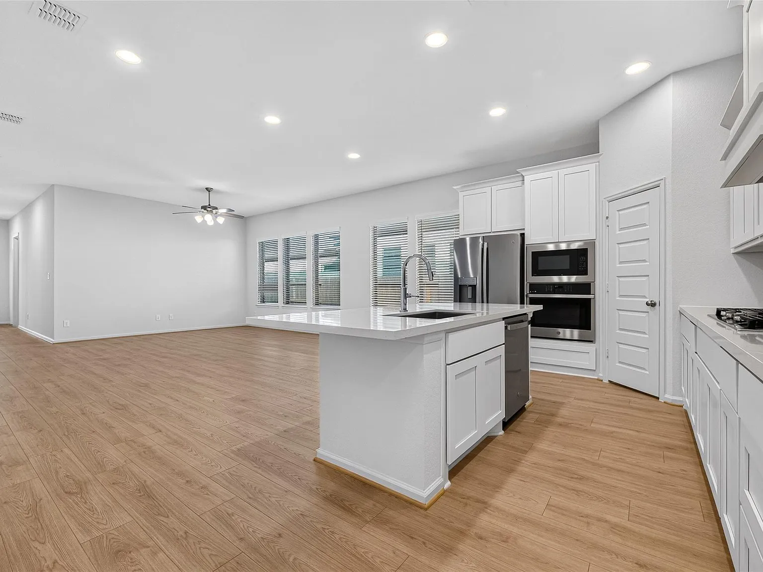 3 bed, 2.5 bath, 1743 sqft, $2,300 — Photo 3