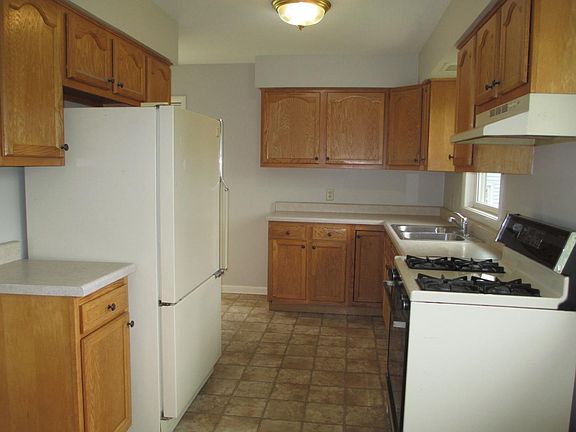 3rd image of 143 Peachtree Ln