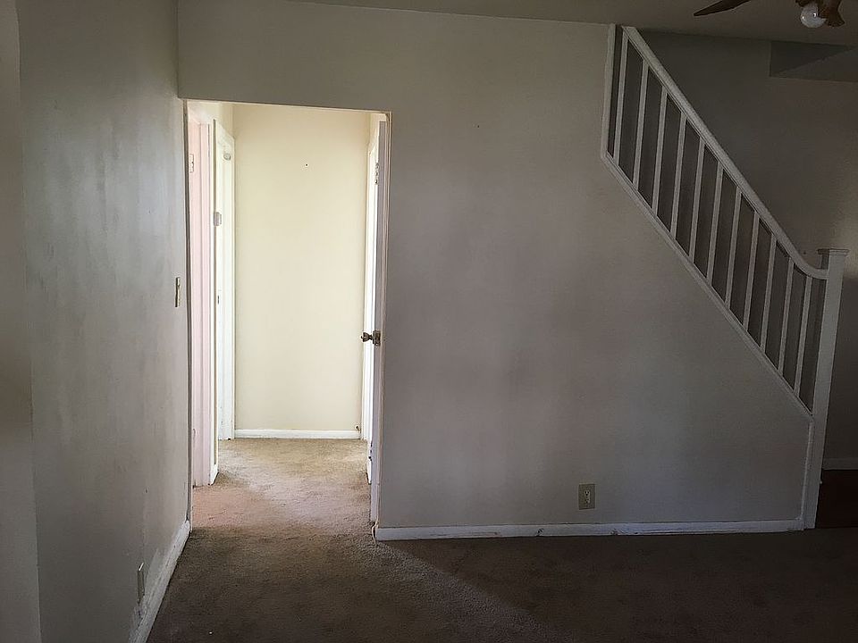 1st image of 24 Skidmore Trl