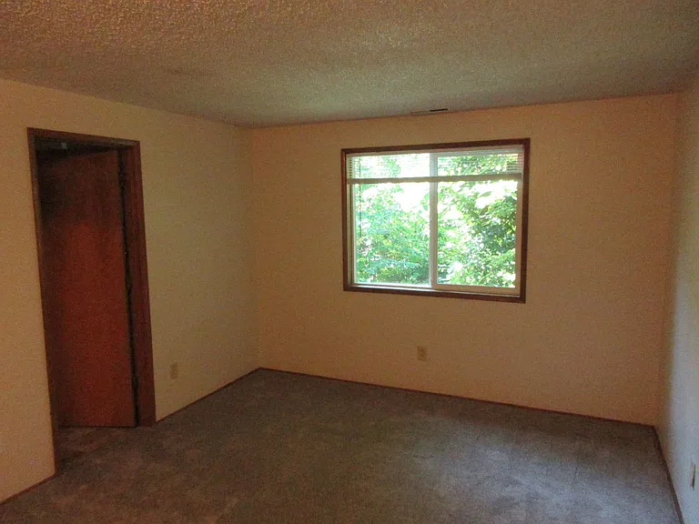 Large 2 bedroom w/ New carpet! — Photo 9