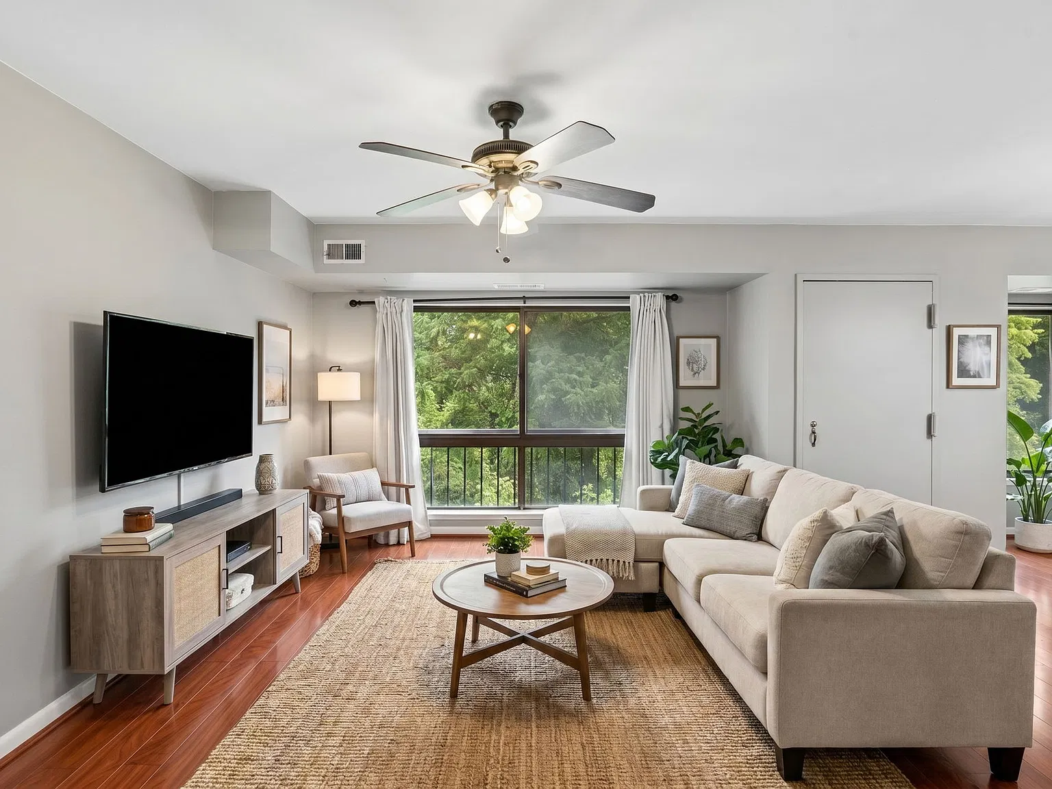 1 bed, 889 sqft, $1,900 — Photo 1