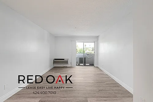 5200 Oakland St Photo 1