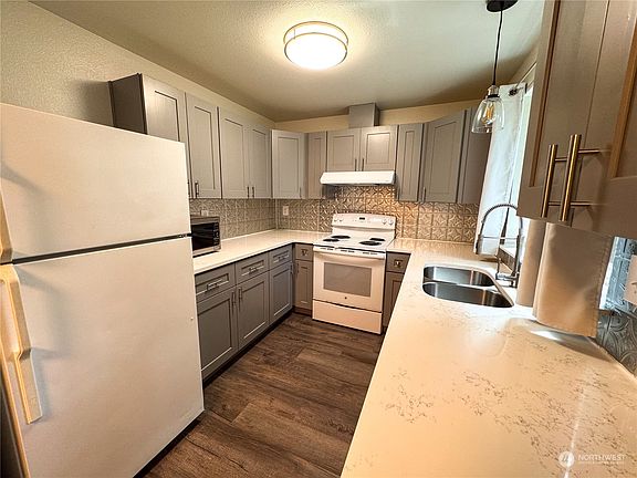 4th image of 9817 9819 148th Street Ct E