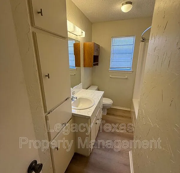 1118 N Nolan River Rd #A — Photo 8