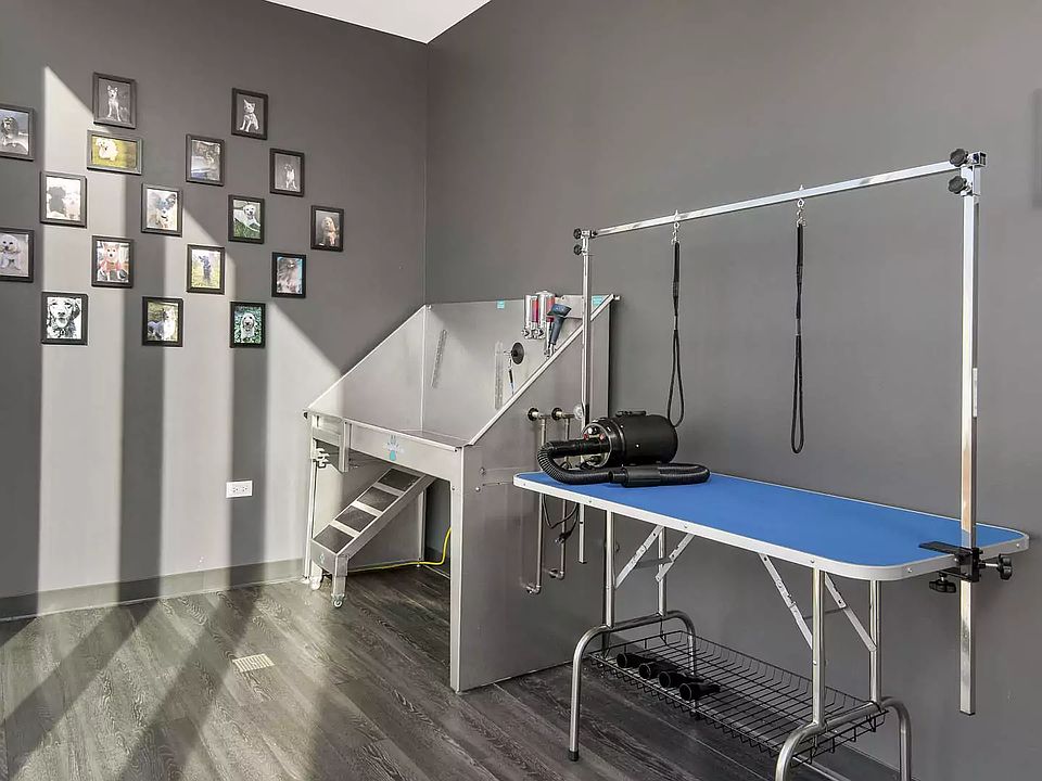 1st image of 4501 N Clarendon Ave #717