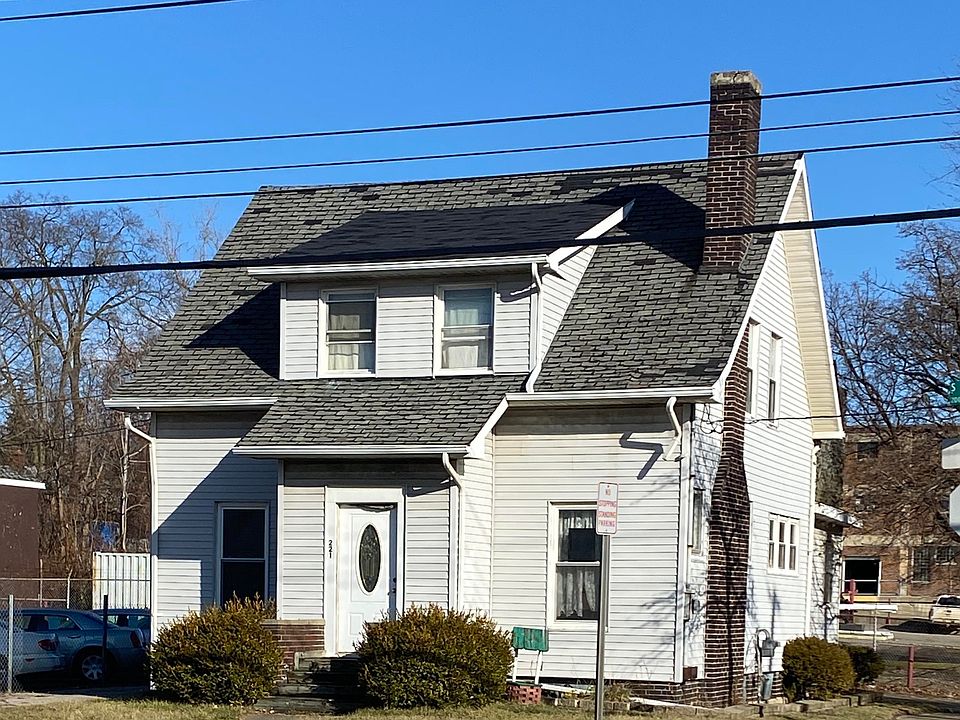 1st image of 221 S Larch St
