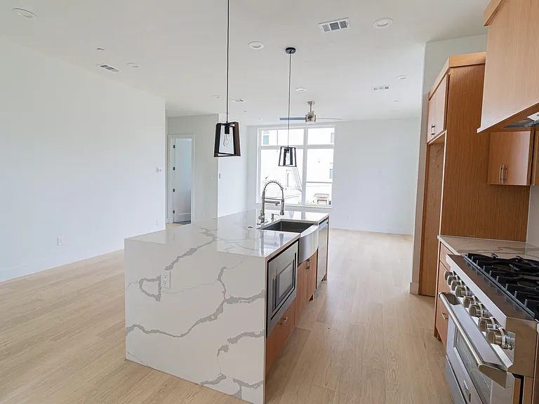 4210 Roseland Ave #104 — Photo 6