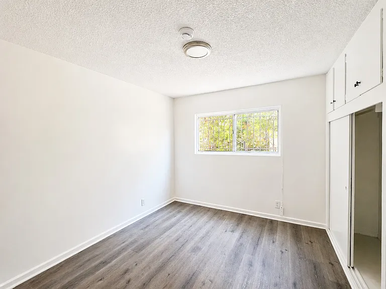 2672 S Redondo Blvd — Photo 7