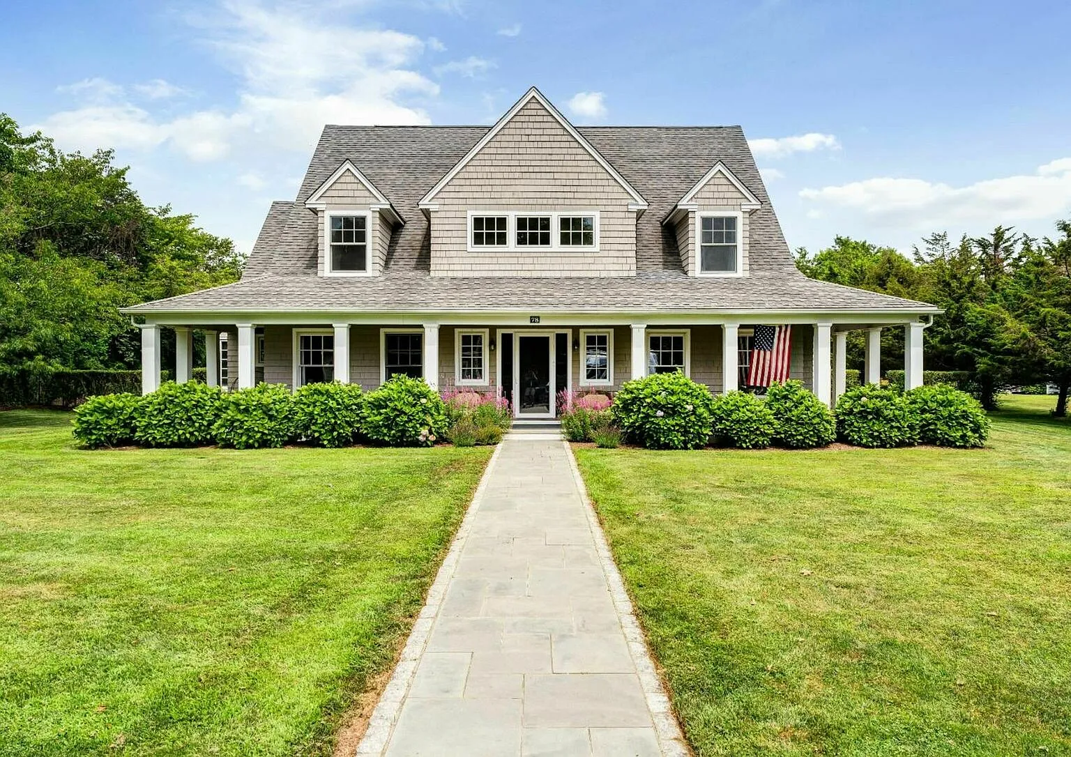 Stunning 4 Bedroom East Hampton Home! — Photo 4