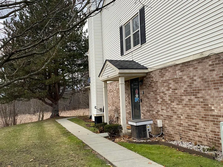 7751 Lake Ridge Dr — Photo 2