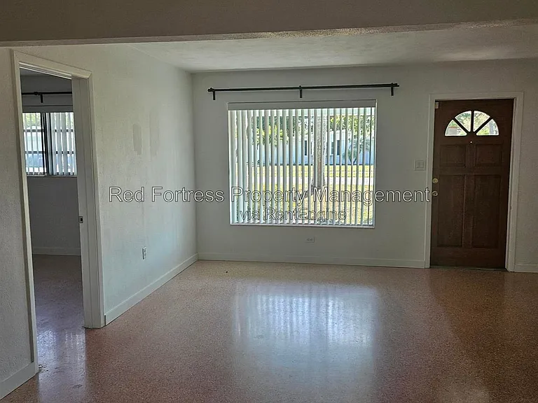 1531 Grace Ave — Photo 8