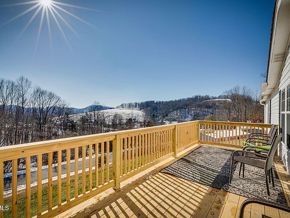 3rd image of 217 Woods Edge Dr