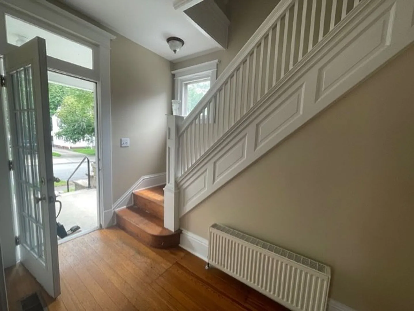 Large 3 Bedroom W/Basement and Garage — Photo 2