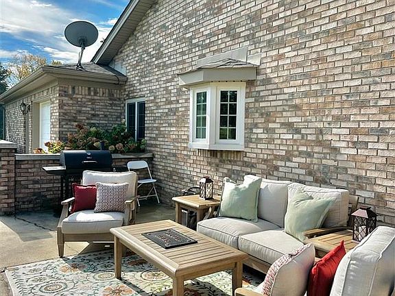 3rd image of 40 Golf View Ct