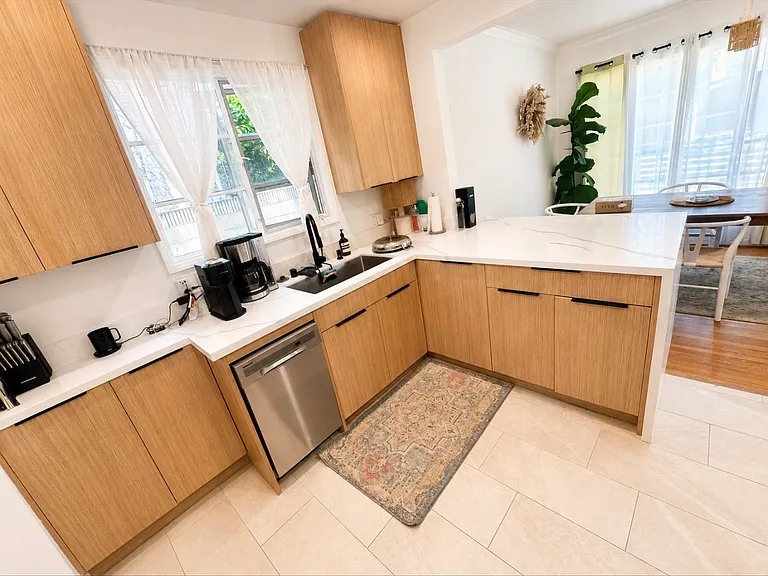 925 N Sweetzer Ave #1 — Photo 4