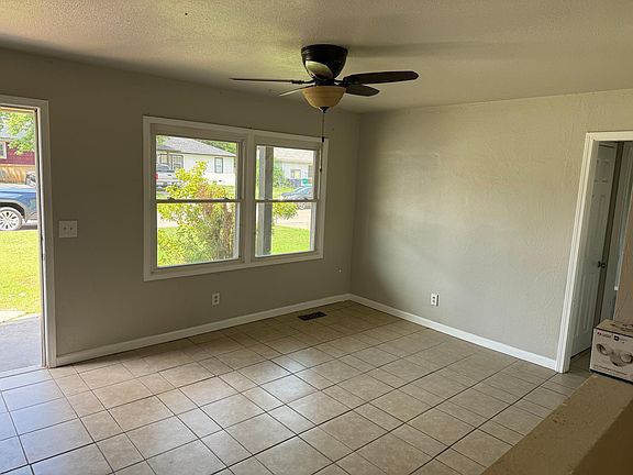 3rd image of 932 SW 52nd St