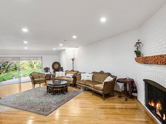 4th image of 134 N Bowling Green Way