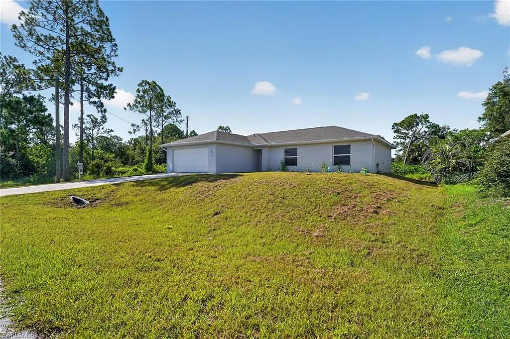 3 bed, 2.0 bath, 1363 sqft, $2,200 — Photo 3