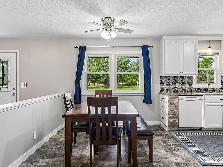 1064 Hackmann Cir NE — Photo 4