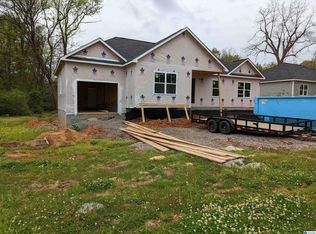 121 Loch Ness Ln, Hueytown, AL 35023