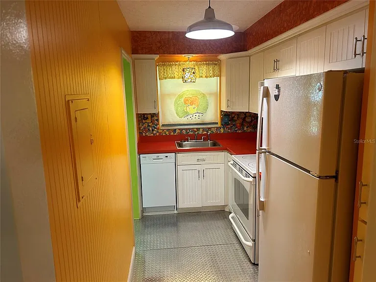 445 32nd Ave N #E109 — Photo 7
