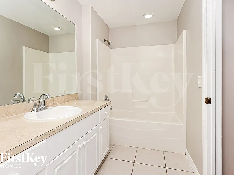 1141 Ebert St E — Photo 14