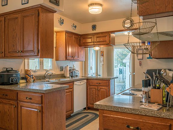 5th image of 254 E Norport Dr