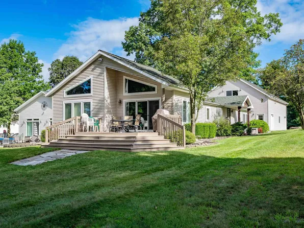 305 220th Ln, Angola, IN 46703