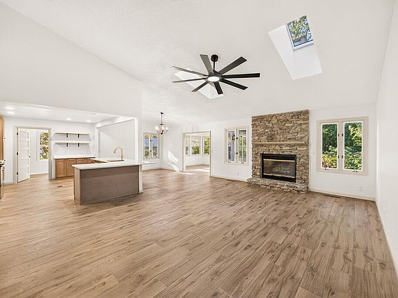5th image of 40 Kingsboro Ln