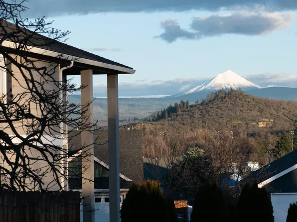 562 N Heights Dr, Eagle Point, OR 97524