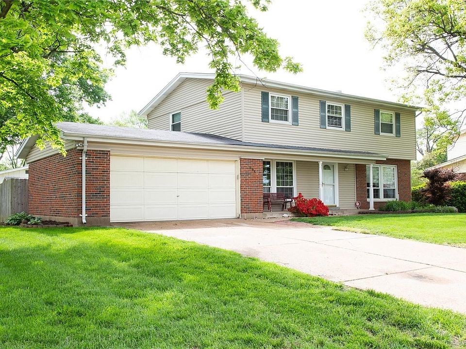Welcome to 12948 Eadstone Lane in the McCluer North school district. This home sits on a well manicured 1/4 corner lot.