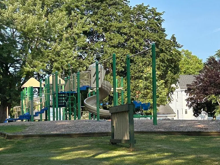 35 Lawrence St — Photo 15