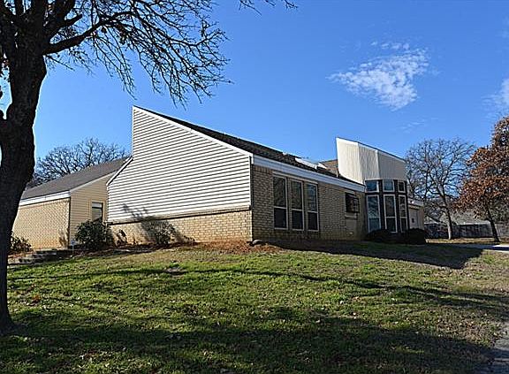 2nd image of 912 Meadow Dr