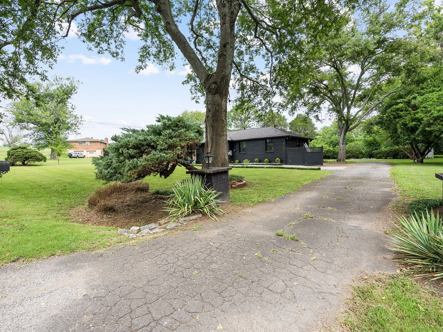 1194 Cherbron Dr — Photo 2