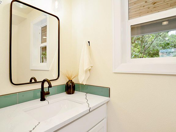 5th image of 5242 SE Bybee Blvd #B