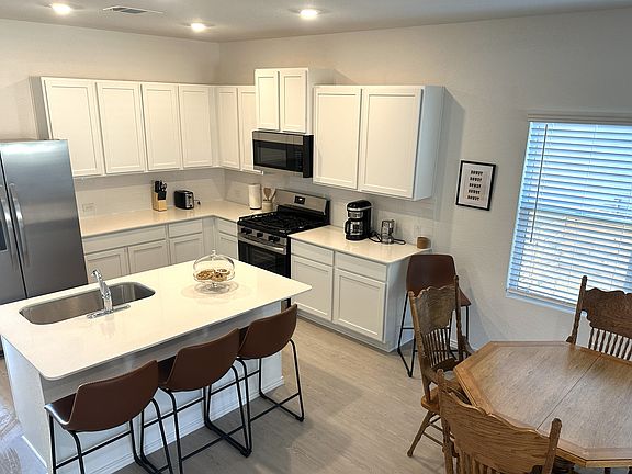 2nd image of 215 Keefer