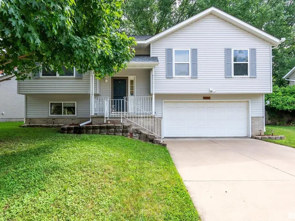 5809 Hillandale Rd, Davenport, IA 52806