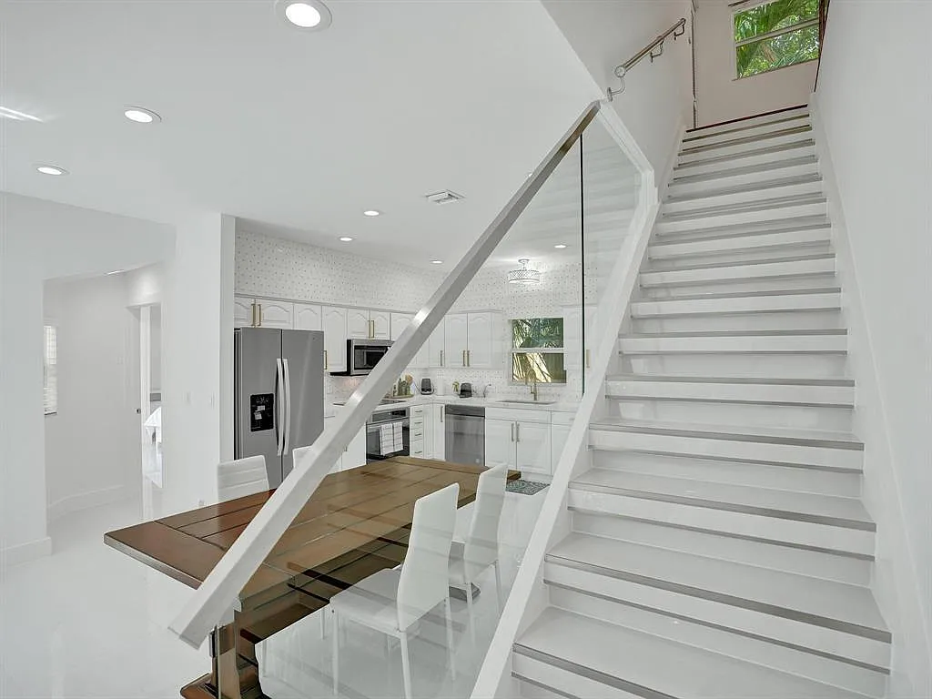 5 bed, 4.0 bath, 3561 sqft, $4,800 — Photo 2