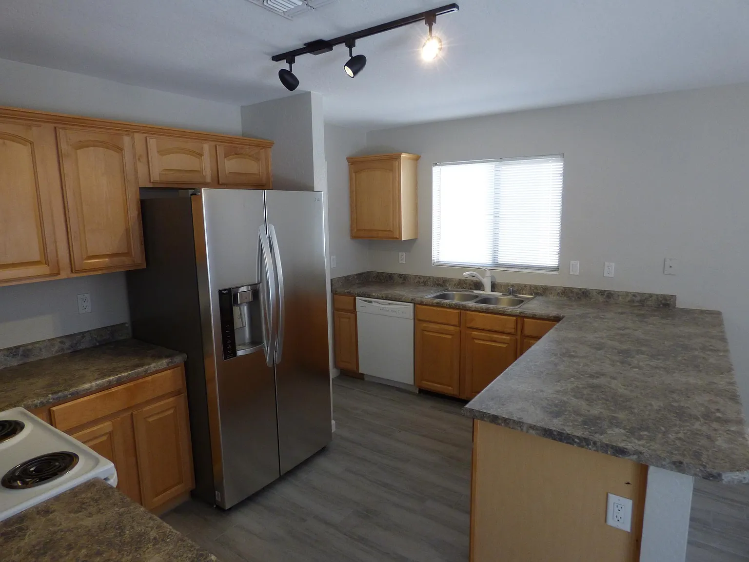 4 bed, 2224 sqft, $1,975 — Photo 3