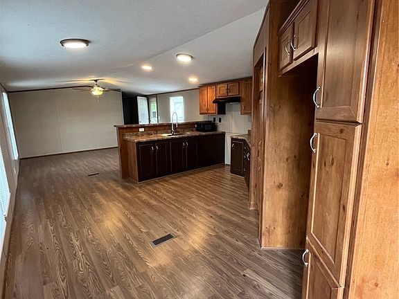 4th image of 699 S Vista Dr