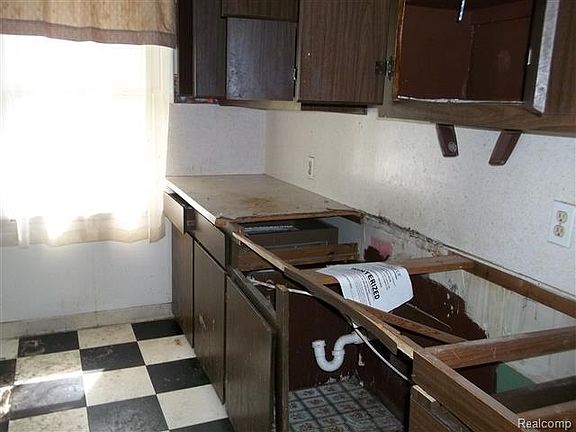 5th image of 17742 Pembroke Ave
