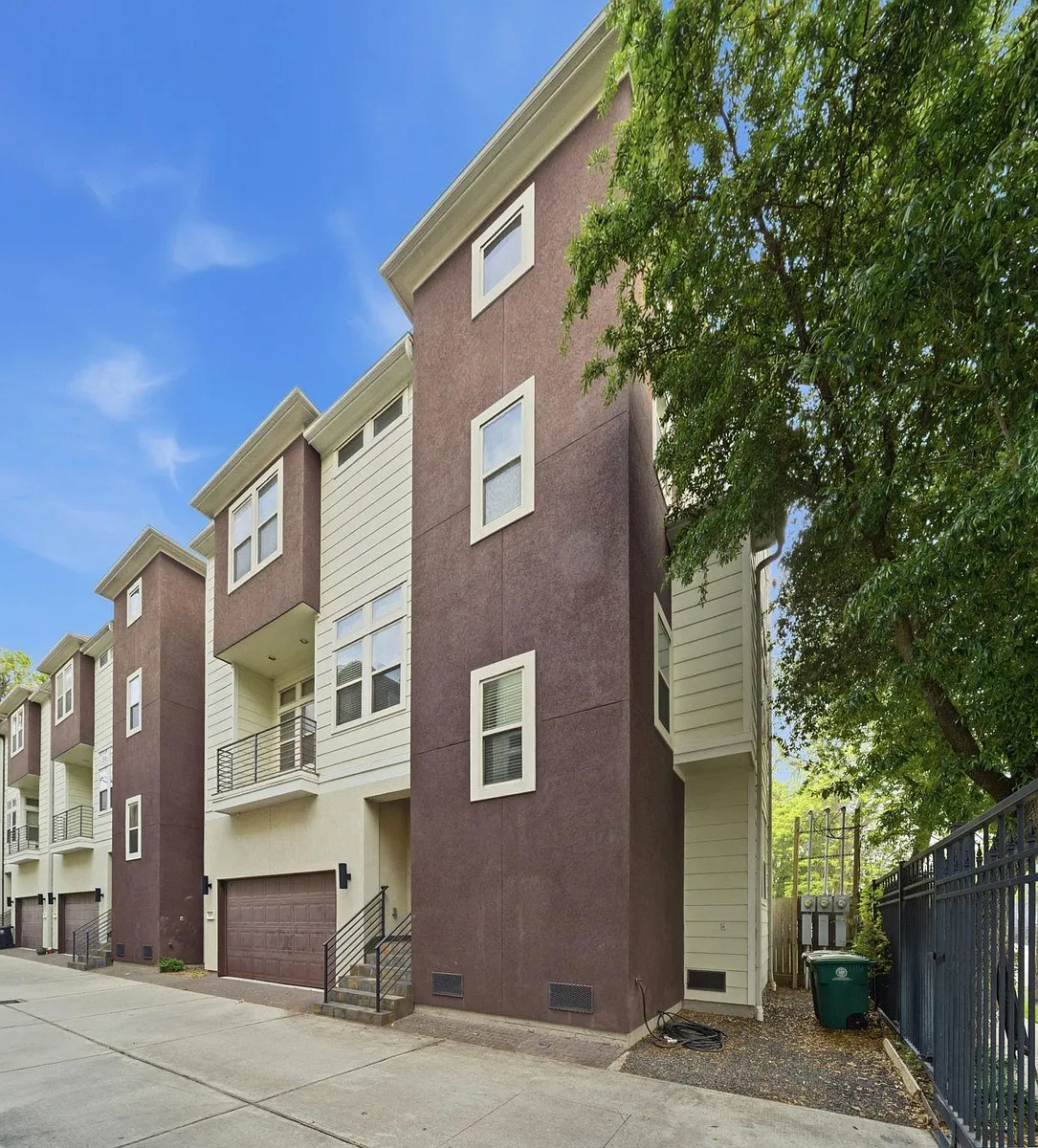 Building Photo - 1113 W 18th St #A